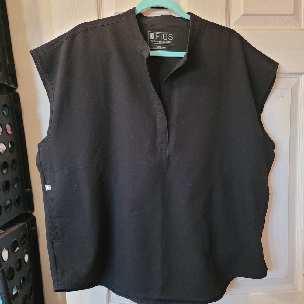 Black Figs scrub top in Rafaela